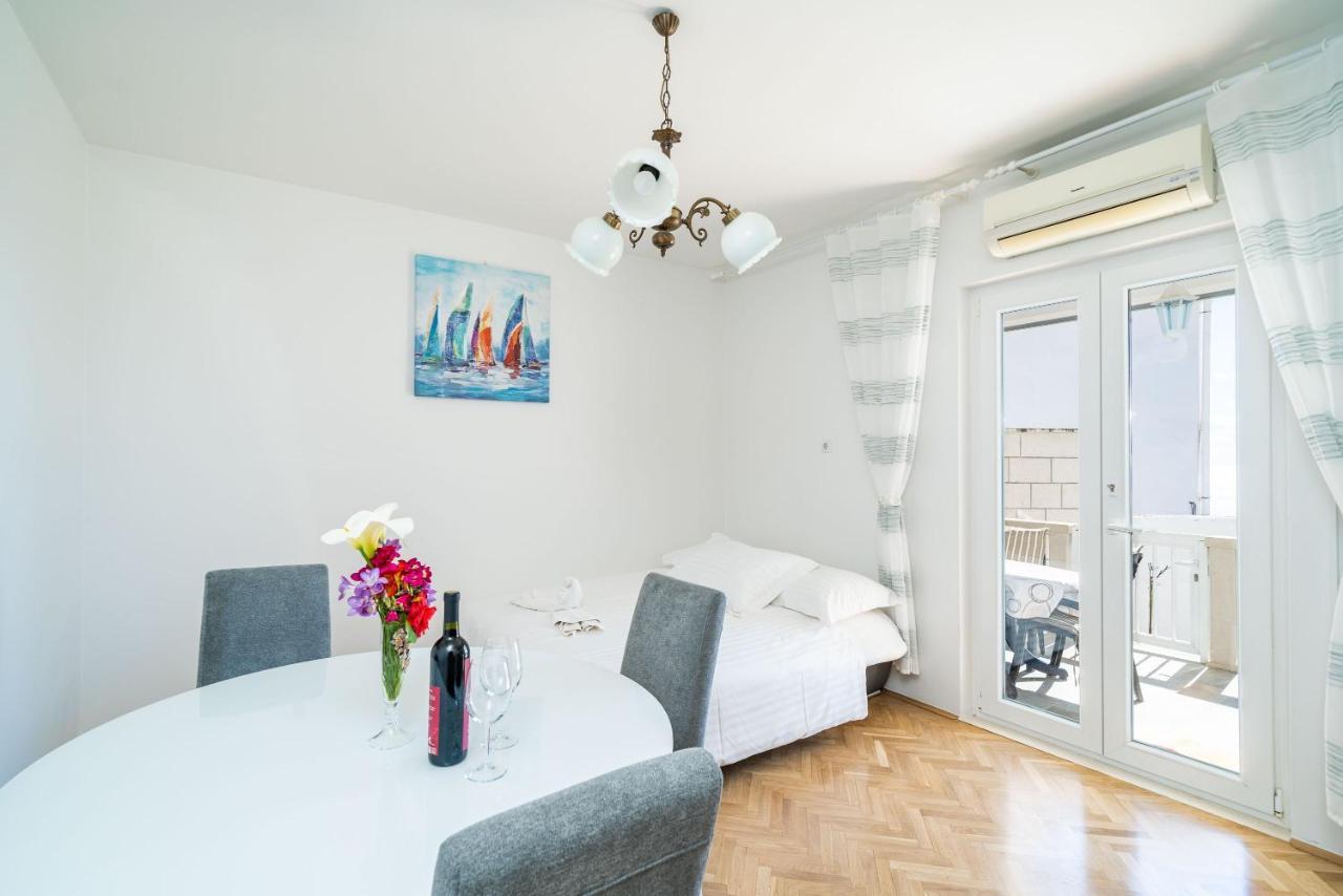 Apartament Debos *